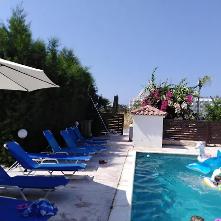 Lovely Six Bedroom In Coral Bay , Car Not Essential * Peyia