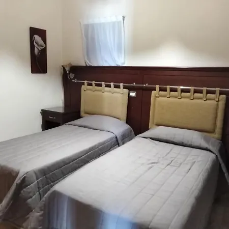 Lovely Six Bedroom In Coral Bay , Car Not Essential *