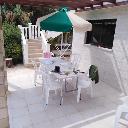 Lovely Six Bedroom In Coral Bay , Car Not Essential Vilă *