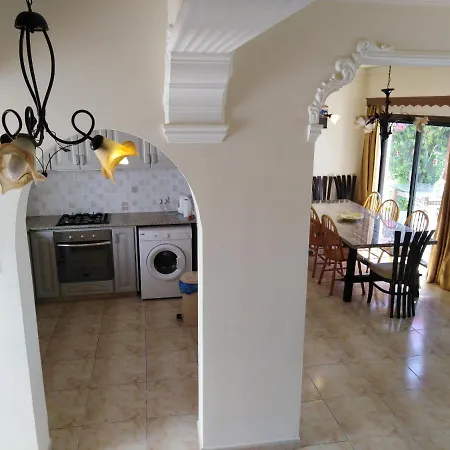 Lovely Six Bedroom In Coral Bay , Car Not Essential *