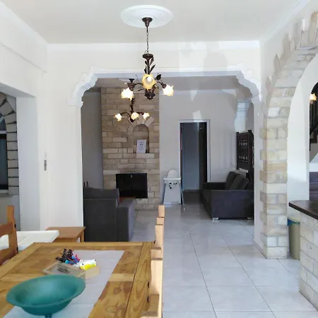 Lovely Six Bedroom In Coral Bay , Car Not Essential