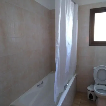 Lovely Six Bedroom In Coral Bay , Car Not Essential Vilă Peyia