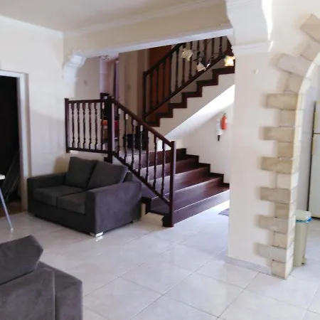 Lovely Six Bedroom In Coral Bay , Car Not Essential *