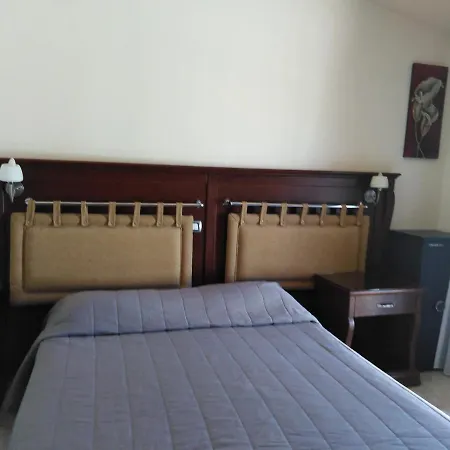 Lovely Six Bedroom In Coral Bay , Car Not Essential
