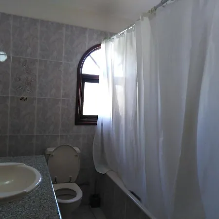 Lovely Six Bedroom In Coral Bay , Car Not Essential *