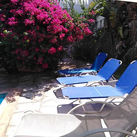 Lovely Six Bedroom In Coral Bay , Car Not Essential Vilă