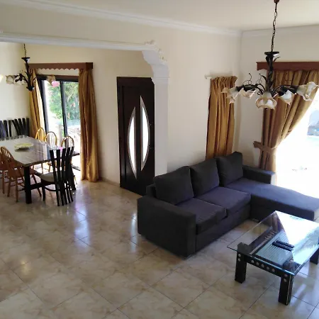 Lovely Six Bedroom In Coral Bay , Car Not Essential