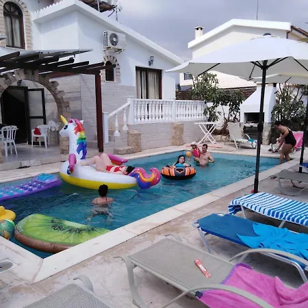 Lovely Six Bedroom In Coral Bay , Car Not Essential *
