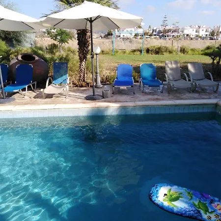 Lovely Six Bedroom In Coral Bay , Car Not Essential *