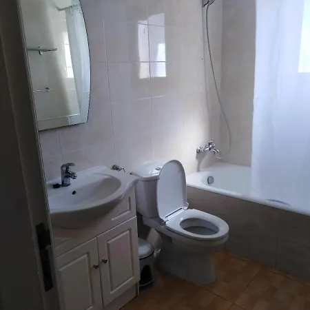 Lovely Six Bedroom In Coral Bay , Car Not Essential *