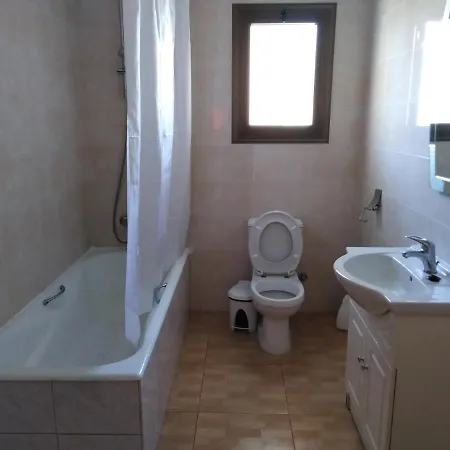 Lovely Six Bedroom In Coral Bay , Car Not Essential فيلة
