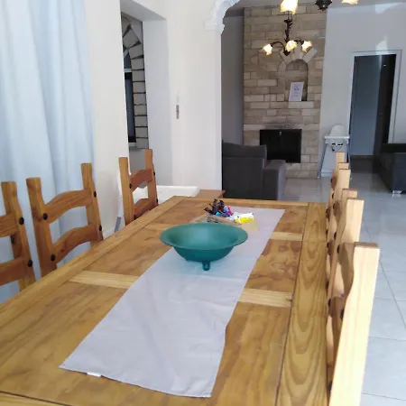 Lovely Six Bedroom In Coral Bay , Car Not Essential