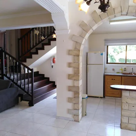 Lovely Six Bedroom In Coral Bay , Car Not Essential *