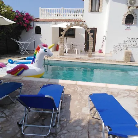 Lovely Six Bedroom In Coral Bay , Car Not Essential فيلة